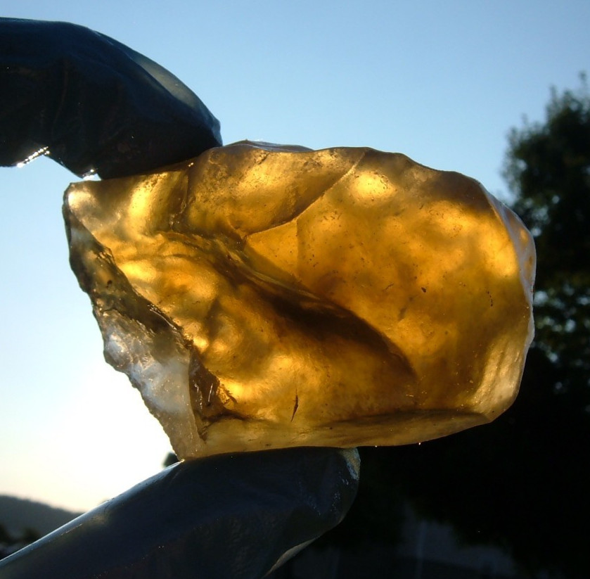 Libyan Desert Glass Meteorite Tektite impact specimen( 600 crt) Dark Gem AAA+