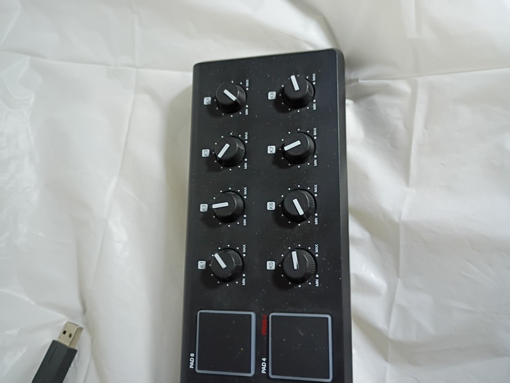 Akai Professional LPD8 USB MIDI Pad Controller w/ Cable Portable Beat Maker