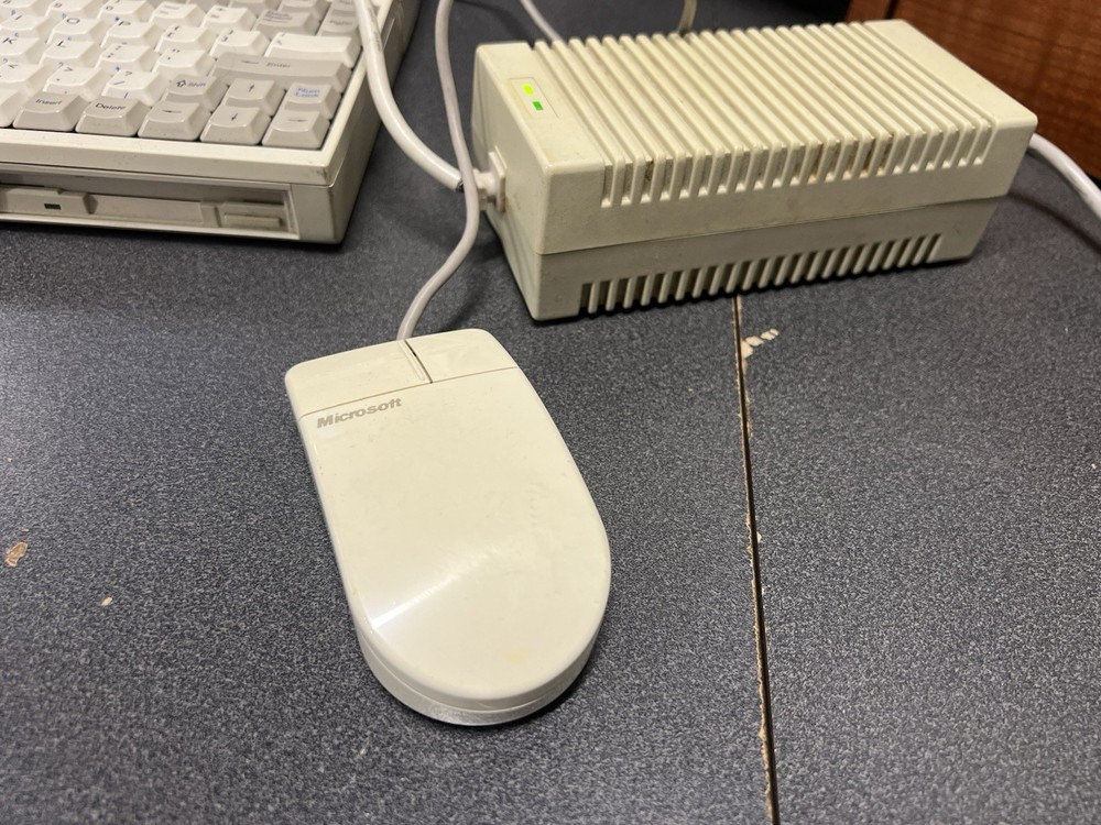 AST Premium Exec 386SX/20 laptop computer