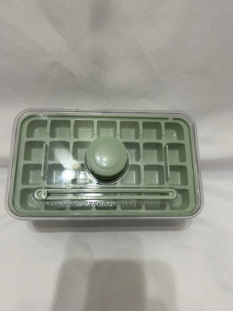 press-design ice cube tray box set with a lid