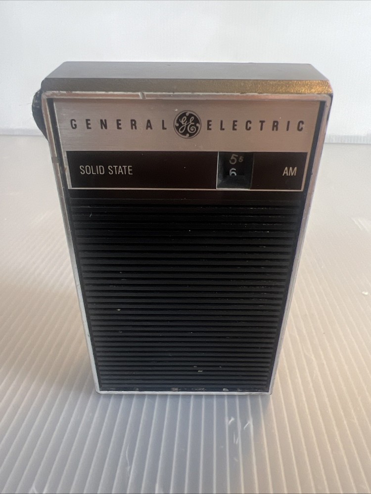 Vintage GENERAL ELECTRIC AM Solid State Handheld Radio
