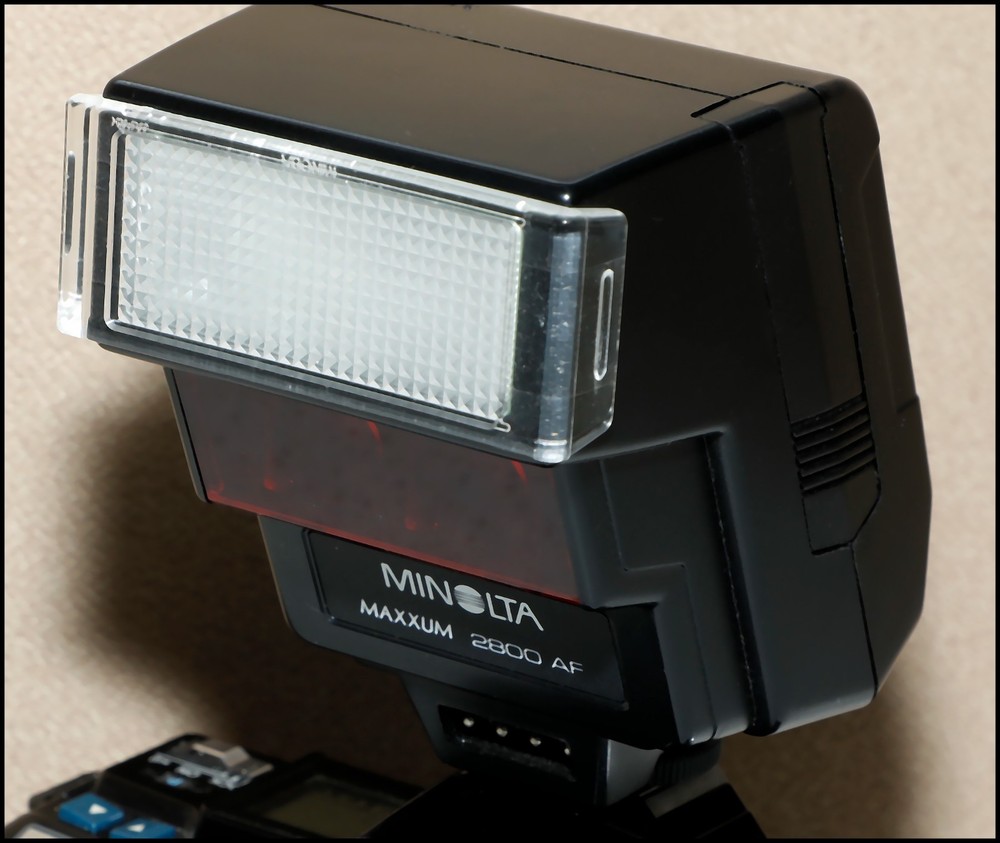 Minolta TTL 2800 AF flash, case, wide diffuser.  Tested today & functional. MINT