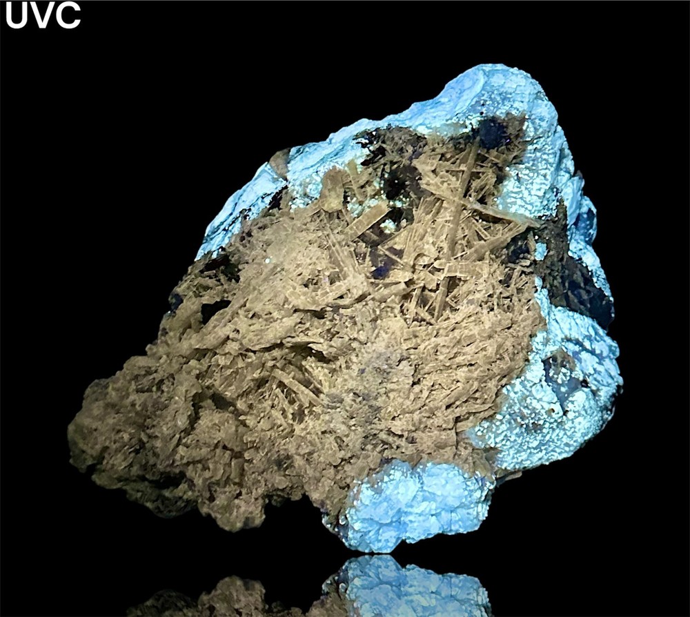 1086 Gr. Fluorescent Strong Persistent Phosphorescence Hackmanite W/ Richterite