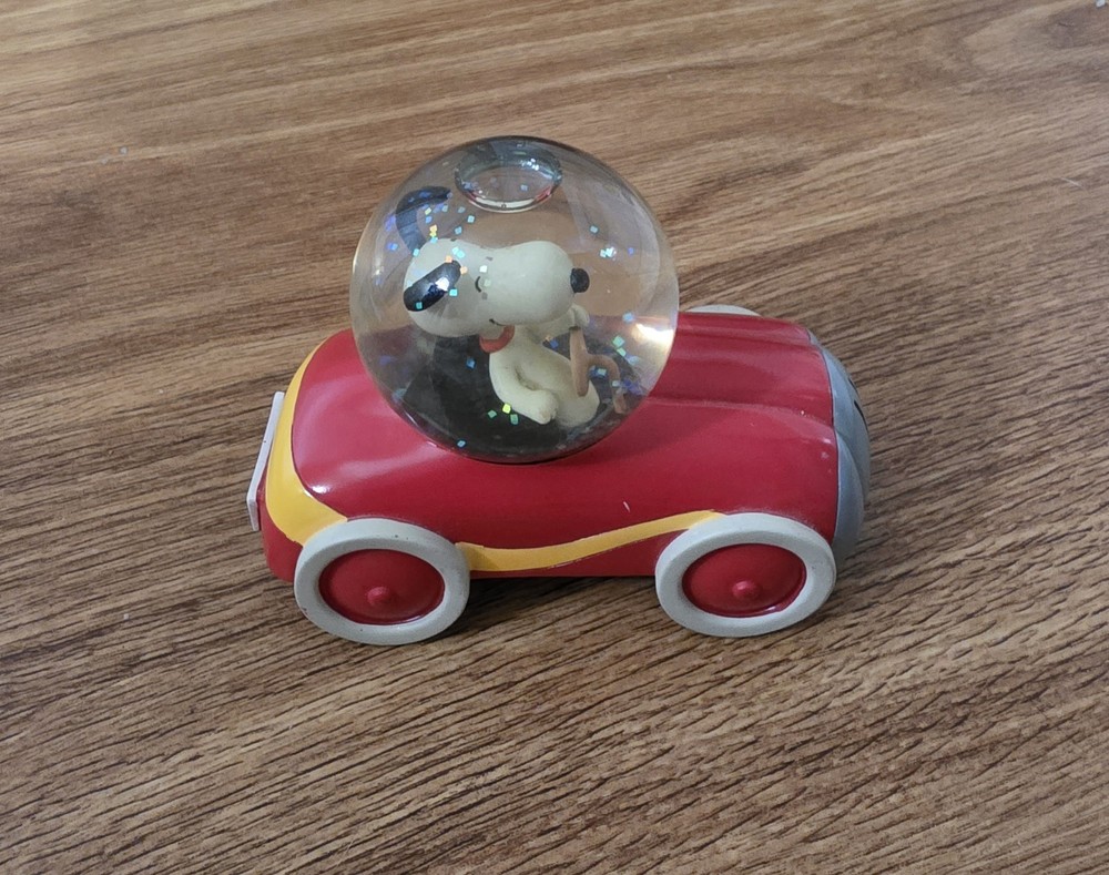 Peanuts Used 2013 Hallmark Water Snow Globe Red Car.