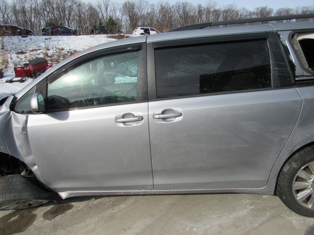 SIENNA 2017 Glove Box 1019741