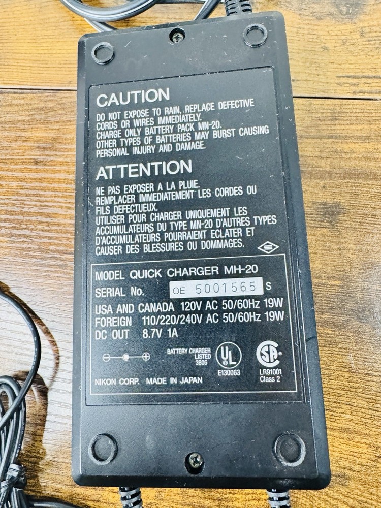 Nikon MH-20 Quick Charger Powers On/untested