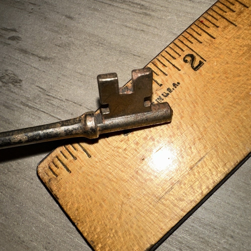 Antique Skeleton Key #Y61 Solid Barrel Legit Antique Key