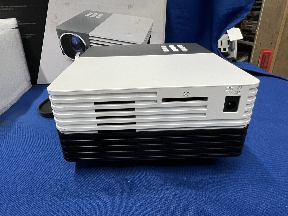 LED High-Resolution Mini Projector TFT LCD 1080 Pixels HD Multimedia