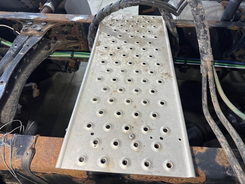 Freightliner CASCADIA 13.75 x 33 Deckplate - Used