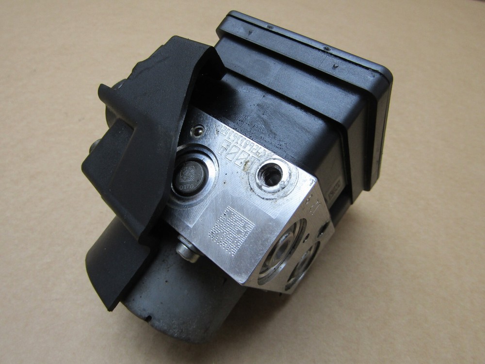 Triumph Bonneville Bobber 2016 ABS pump control module (13946)