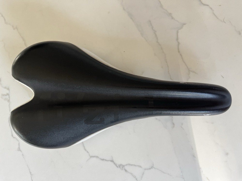 Fizik Alienate V5 Carbon Road Saddle - Black -