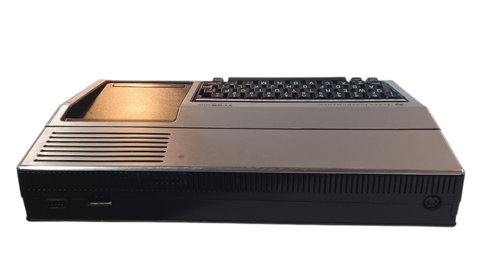 TEXAS INSTRUMENTS TI-99/4A Vtg 1982 HOME COMPUTER Powers On **READ**