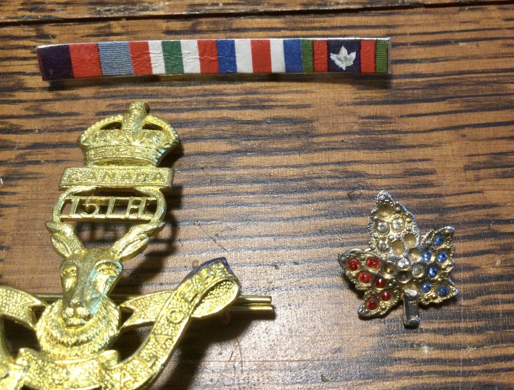 WW2 15th Alberta Light Horses Pin & RCAF Buttons
