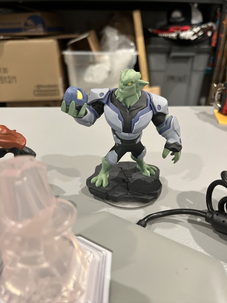 Disney Infinity 2.0 Marvel lot, Five figures, two discs, One Pad