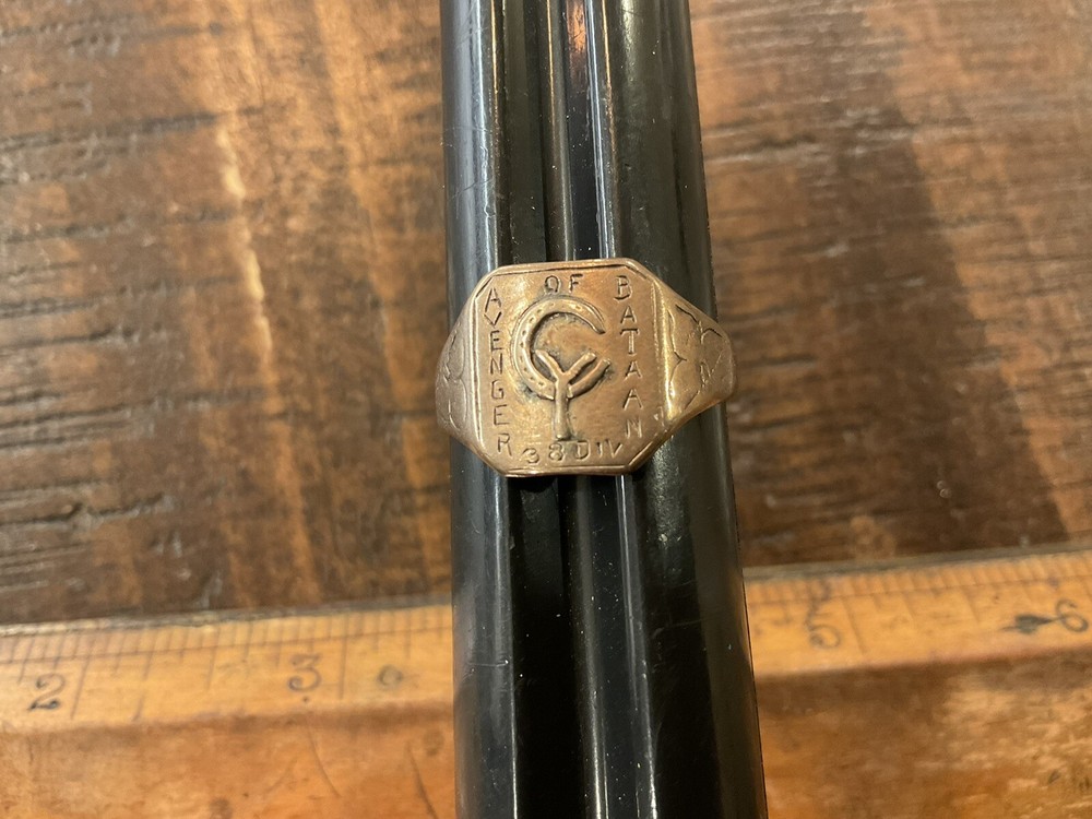 ORIGINAL WWII US THEATER MADE 38TH DIV GOLD RING - AVENGER OF BATAAN