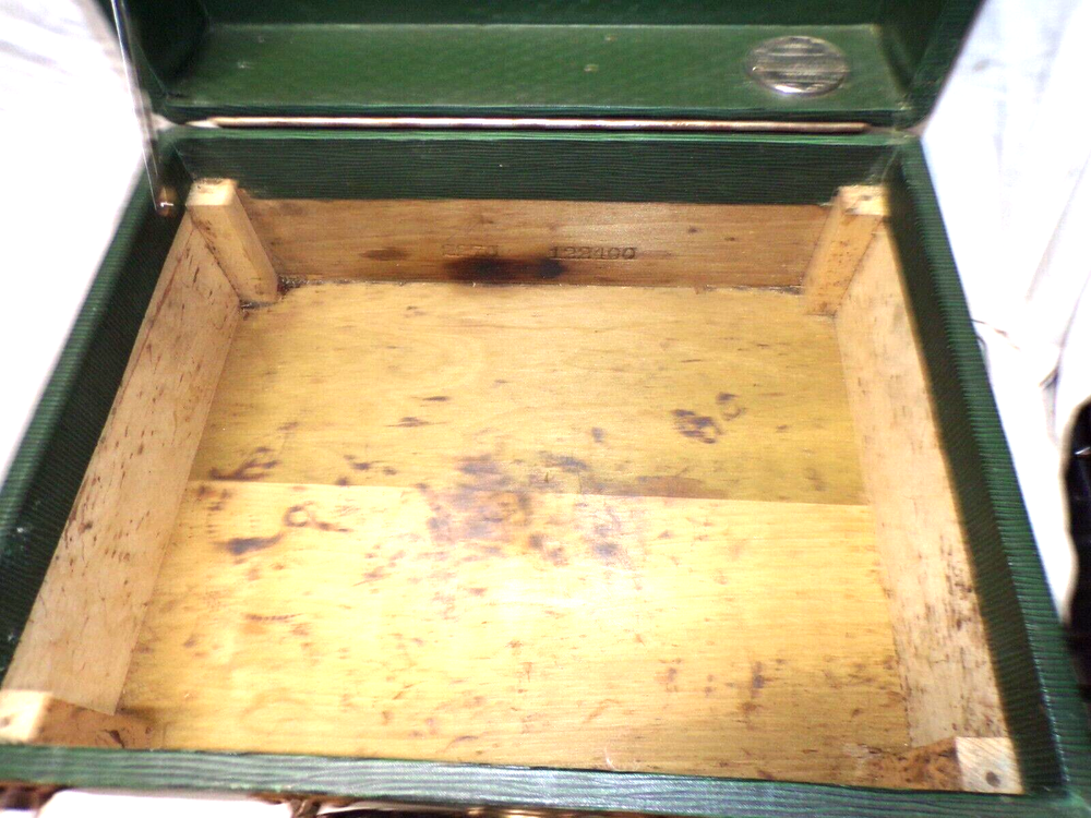 BRUNSWICK PORTABLE DISC PHONOGRAPH MODEL 102