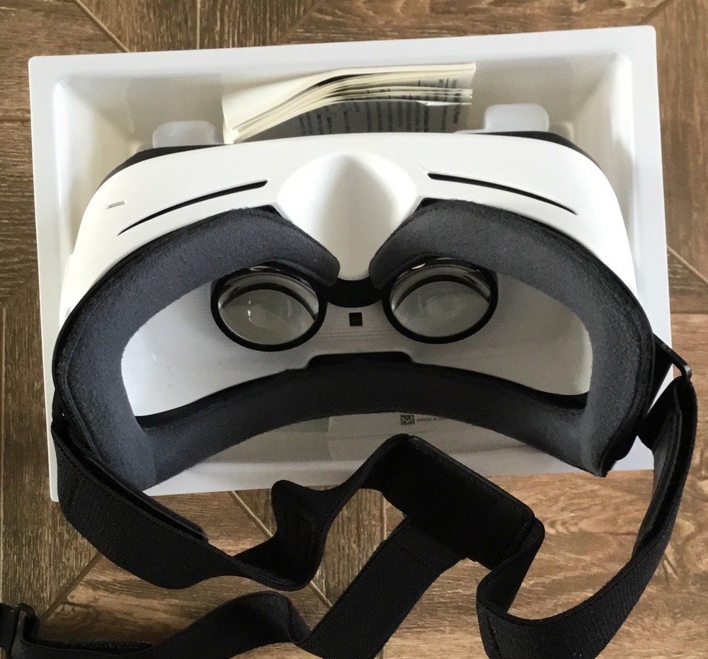Samsung Gear VR Virtual Reality Headset Oculus Compatible Gaming Device——-22
