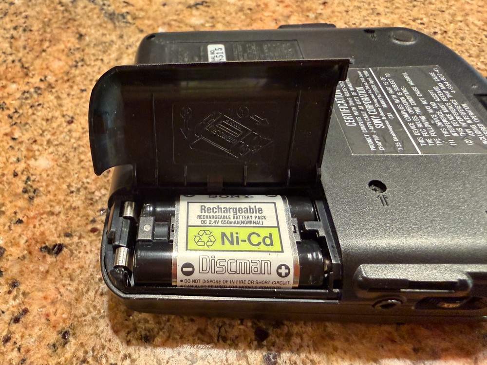 SONY DISCMAN D-141 CD PLAYER BUNDLE - WORKING CONDITION (SEE VIDEO)