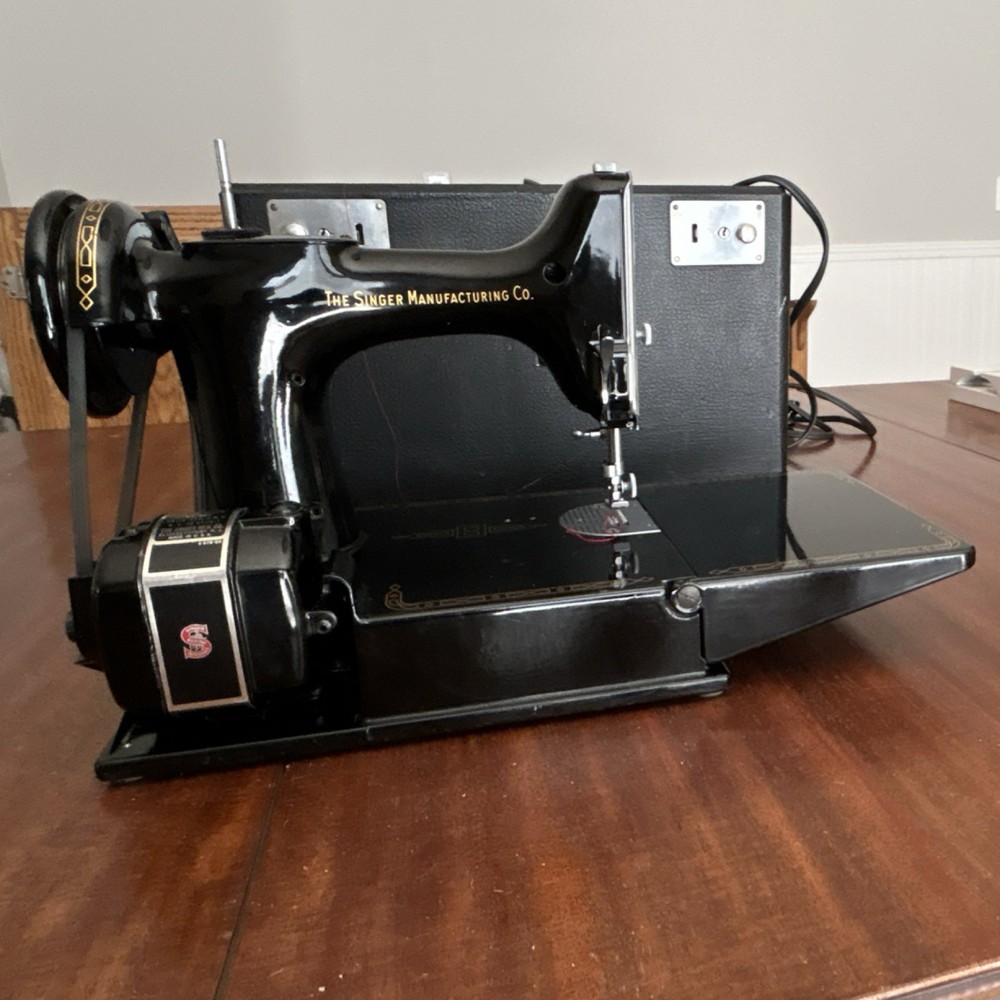 SINGER 221 Featherweight Vintage Sewing Machine + Case & Accessories, Complete
