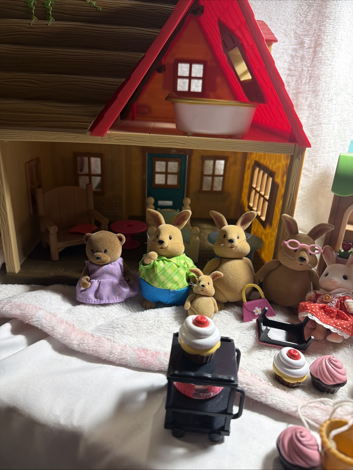 Woodzeez House & Farm Stand W 13 Figures and Lots of Accessories for Family Fun