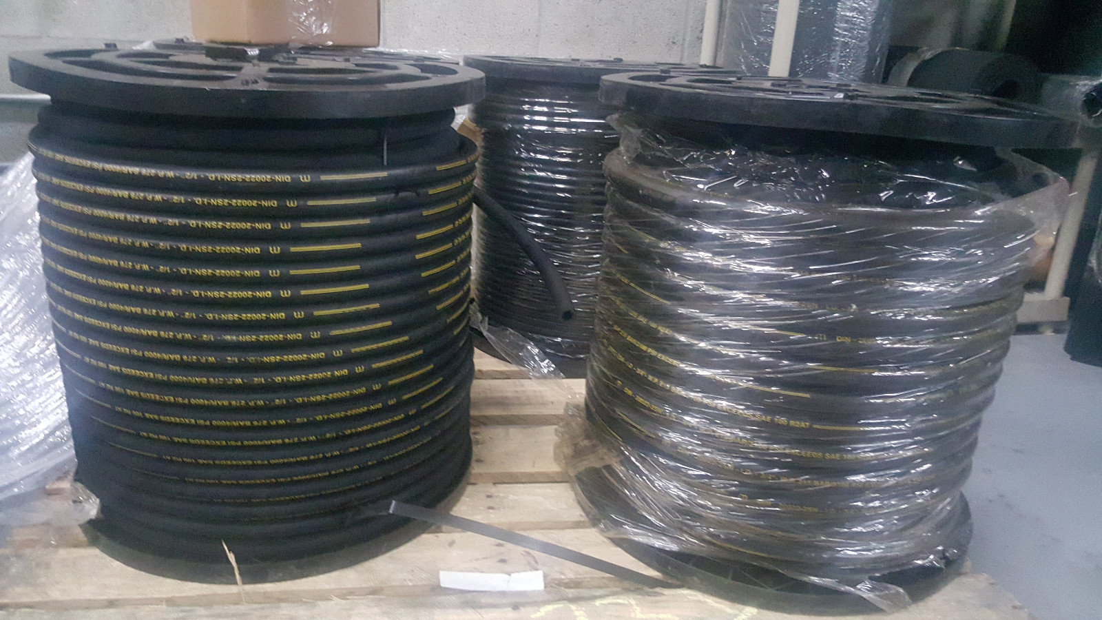 HYDRAULIC HOSE 100FT(2-50 FT ROLLS)  R2 1/2 SAE W.P. PSI4000 2WIRE