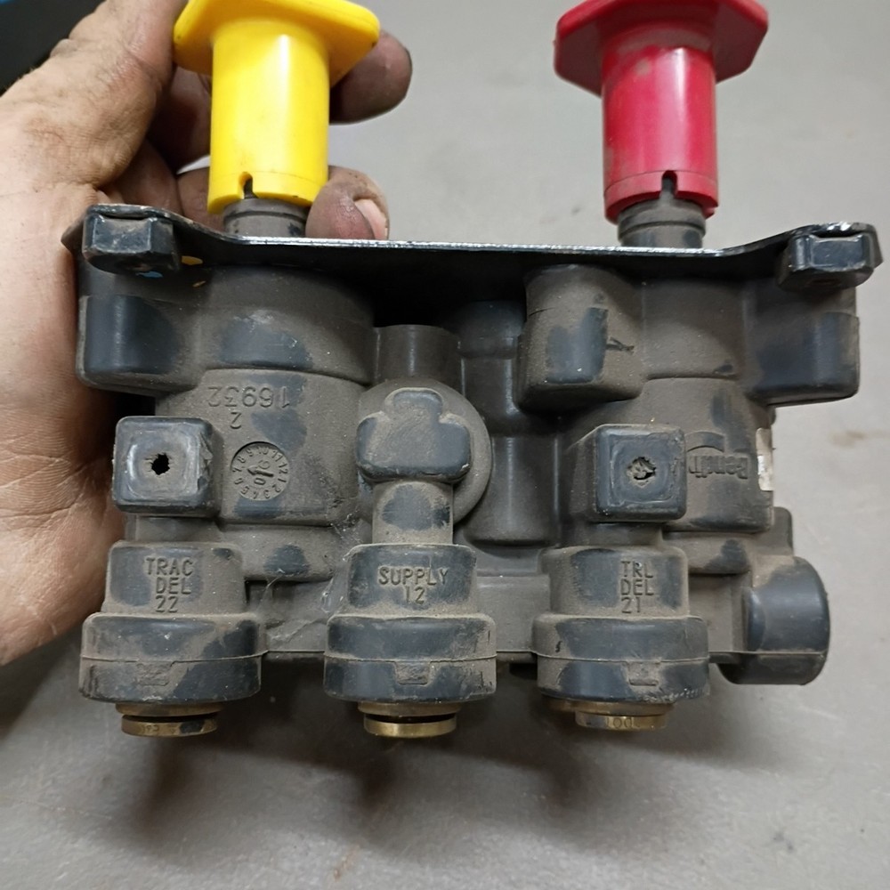 BENDIX AIR CONTROL VALVE 16932 Untested