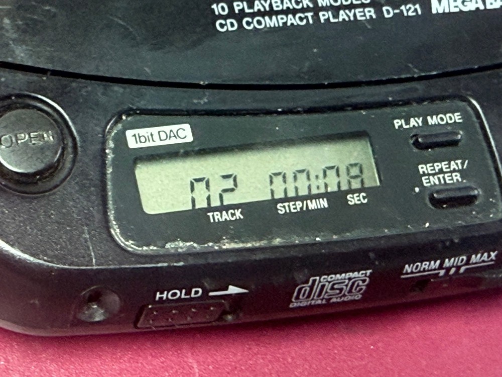 Sony Discman D-121 Portable CD Player Megabass 1bit DAC 10 Playback Modes