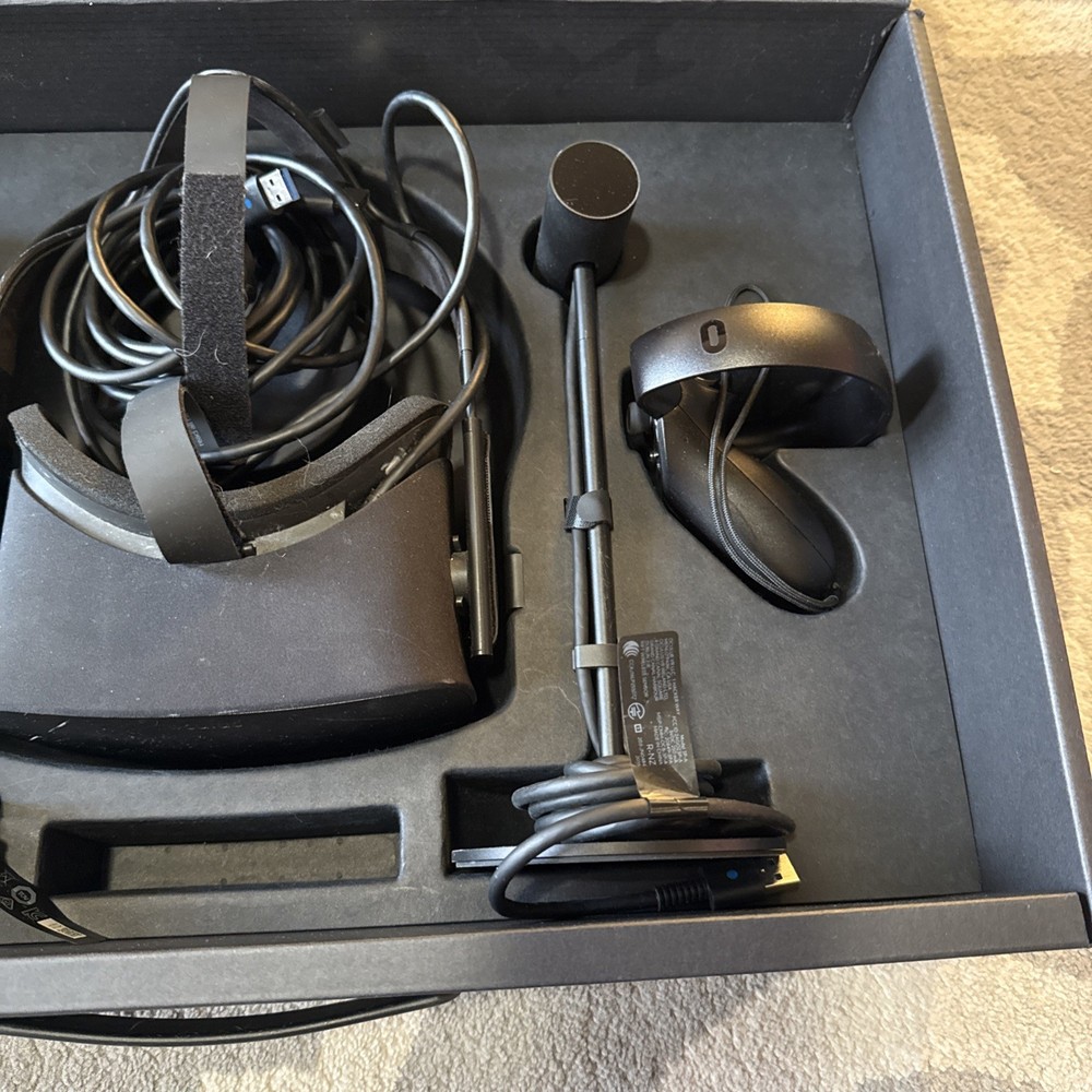 Oculus Rift Black VR Headset with Controllers for PC & Console with Orginal Box
