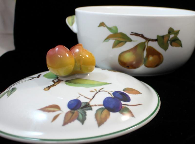 Royal Worcester Evesham Vale One Quart Round Covered Casserole