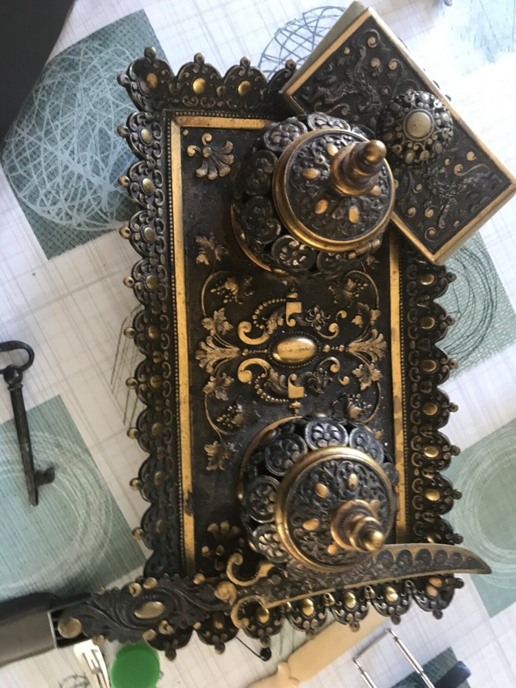 encrier ancien en bronze