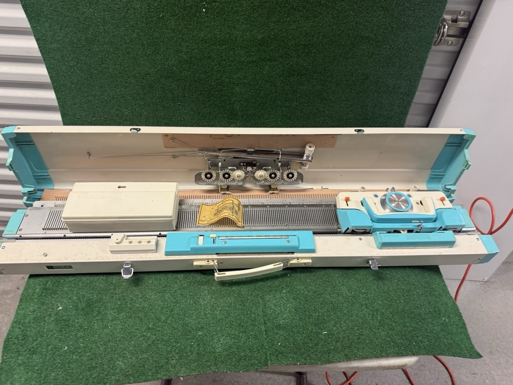 Singer/Silver Studio Sk-313 Knitting Machine And Accessories Untested