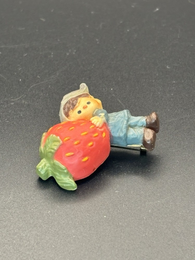 HALLMARK Decorative LAPEL PIN Brooch 1970's "PIXIE Holding Strawberry" Button