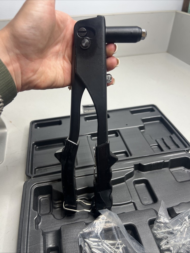 Arrow RL100 1/8" & 3/16" Rivet Tool w/ rivets & case