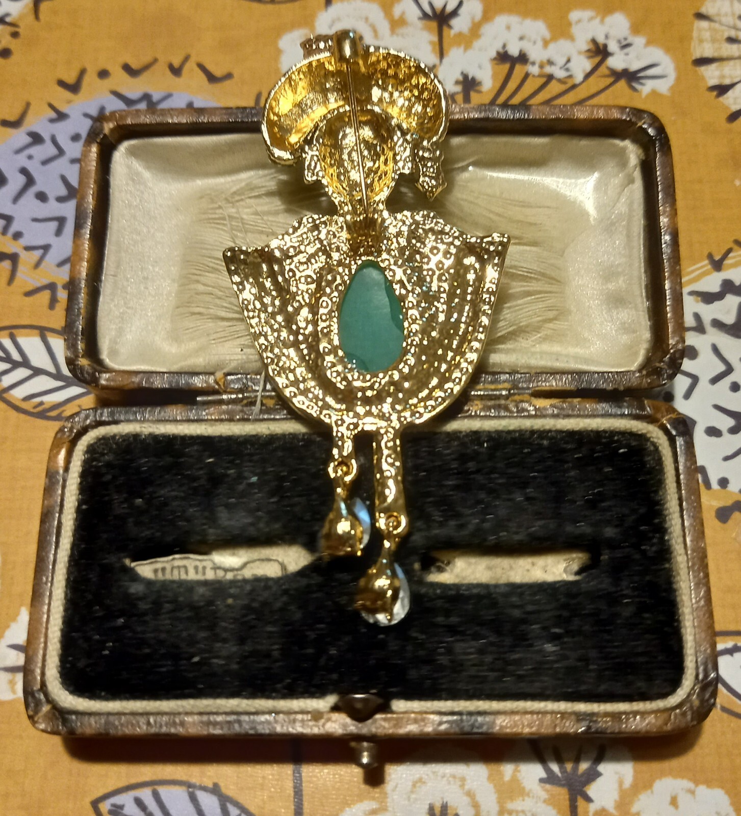 VINTAGE STYLE BLACK AFRICAN MAN SPARKLY JEWEL GEM GREEN GOLDTONE BROOCH STUNNING