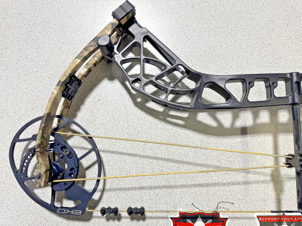 BEAR WHITETAIL MAXX...RH...BLACK RISER/CAMO LIMB