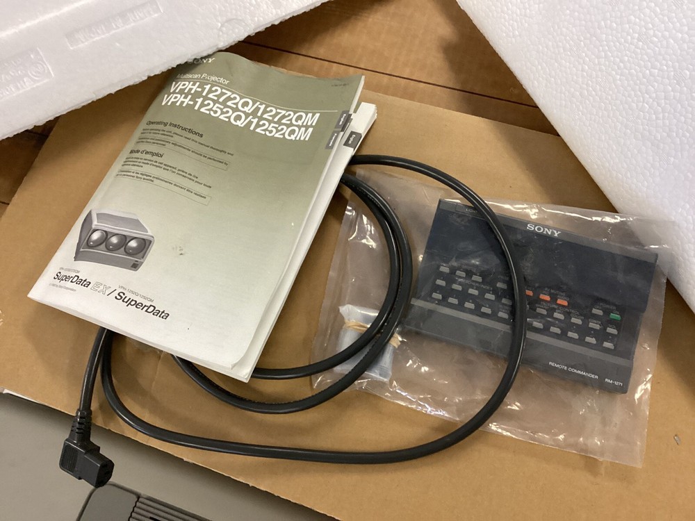 SONY….VPH-1252Q…MULTISCAN PROJECTOR…NEW