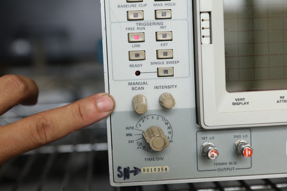 Tektronix 2754P Spectrum Analyzer As Is