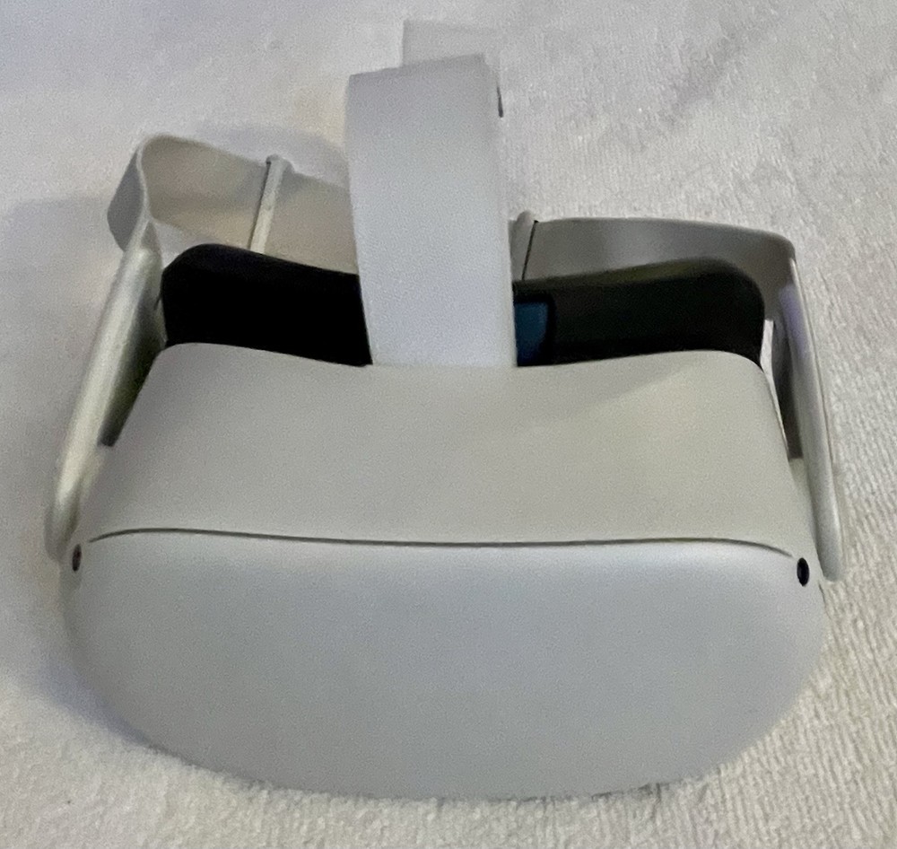 Oculus Quest 64gb with kiwi head strap, EUC, Comes In Original Box