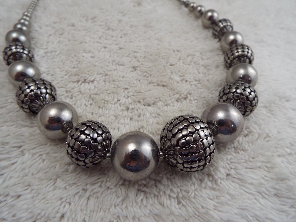 Silvertone Bead Necklace (H16)