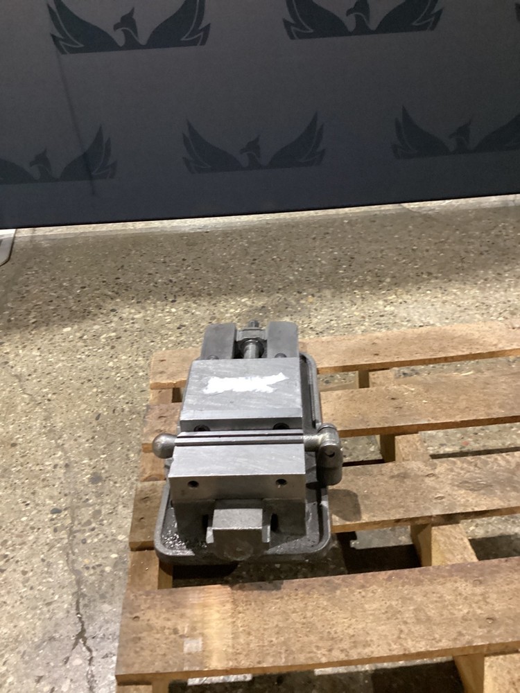 KURT D675 6" MACHINE VISE WITH HANDLE USED
