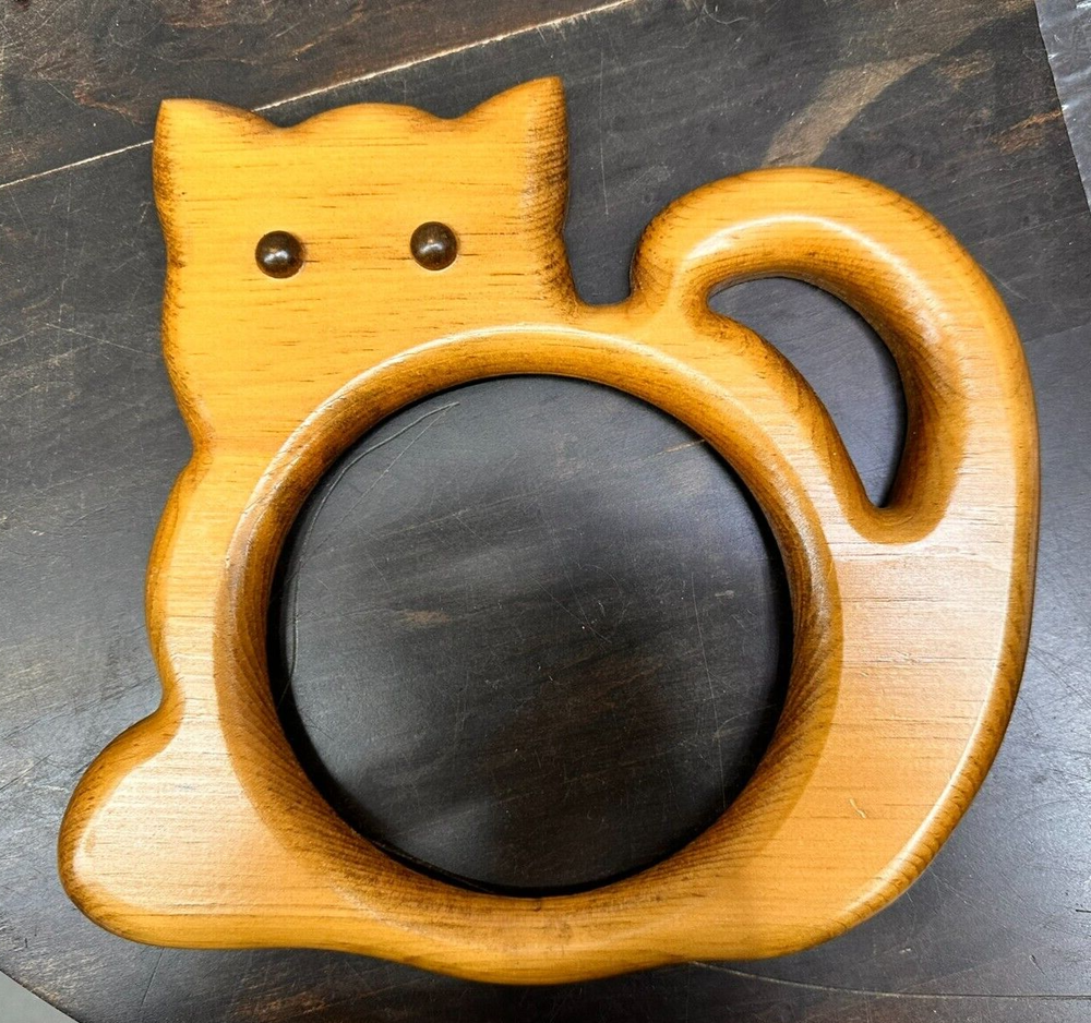 Cat frame from the Woodshaper solid wood circle frame