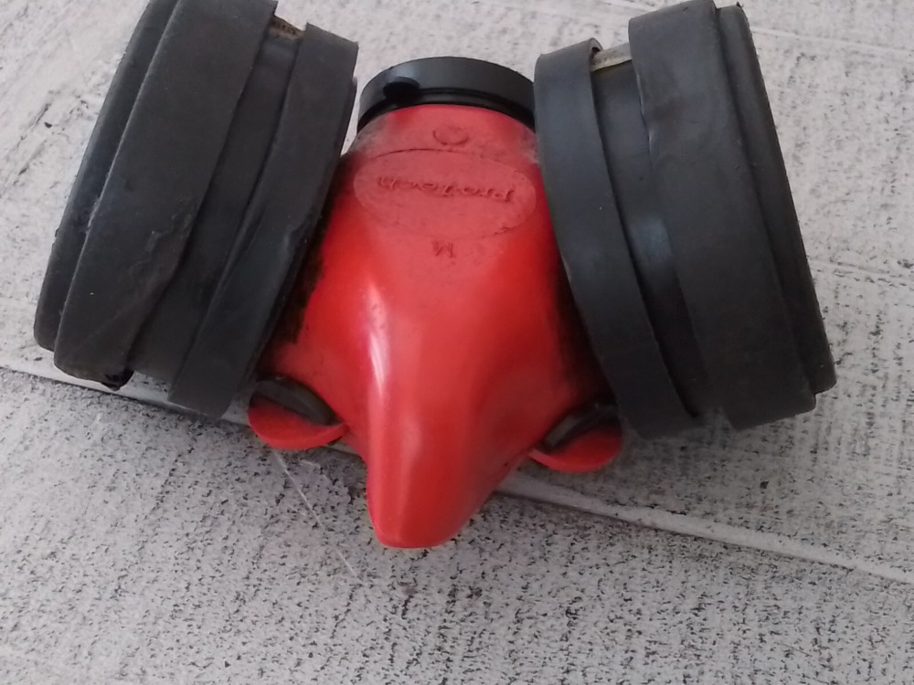 PRO TECH RESPIRATOR [MEDIUM]WITH 4 ADDITIONAL CARTRIDGES NEEDS STRAPS