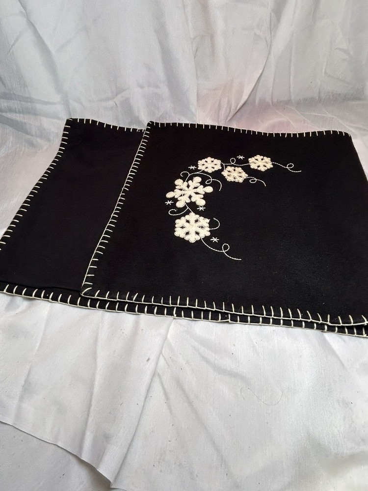Table Runner Snowflake Pattern
