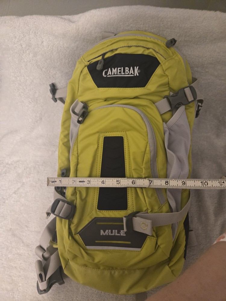 Camelbak Hydration Pack Green w/1-100 oz Bladder