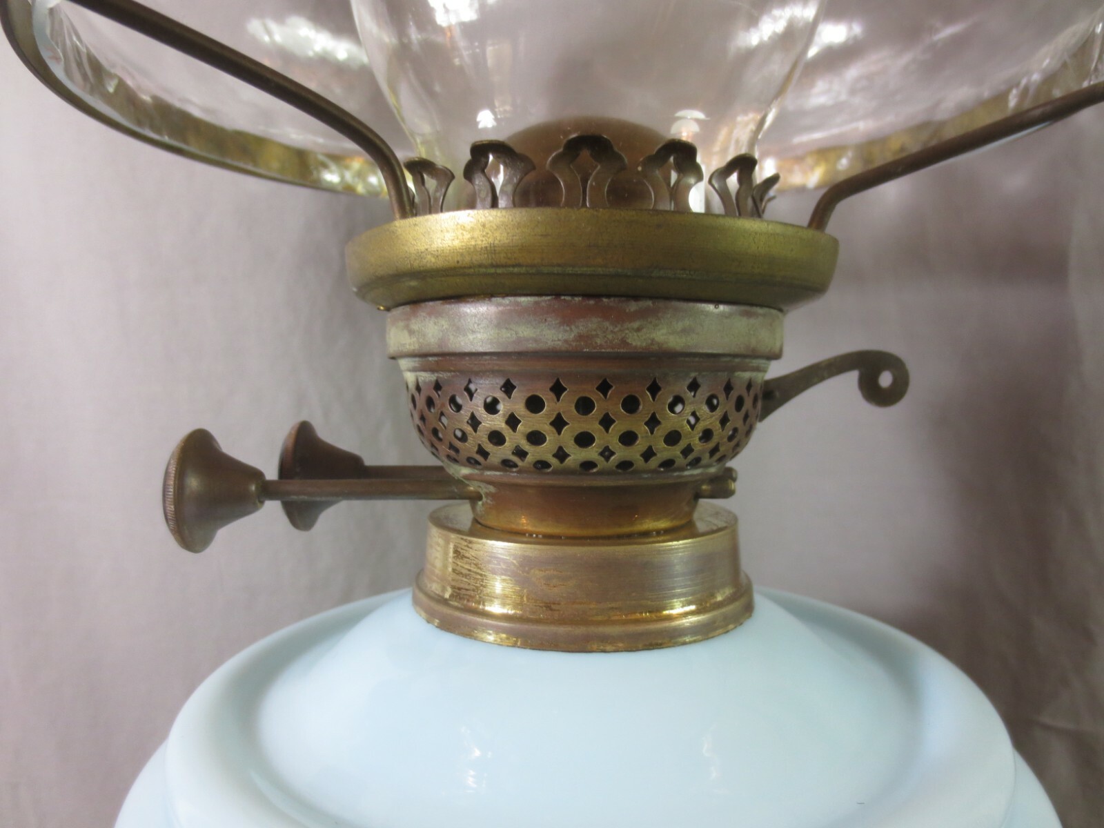 ANTIQUE DUPLEX OIL LAMP AND PATTERNED GLASS OIL LAMP SHADE