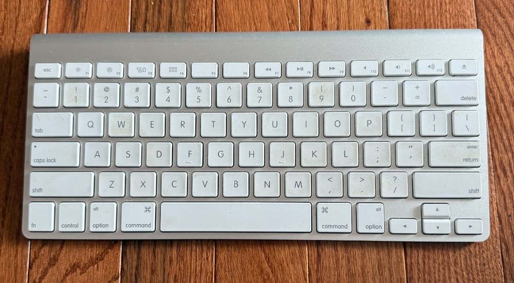 Original Apple A1314 Wireless Keyboard, silver, tested