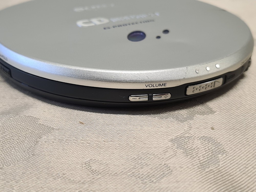 SONY Walkman D-EJ915 CD Player & Battery Case