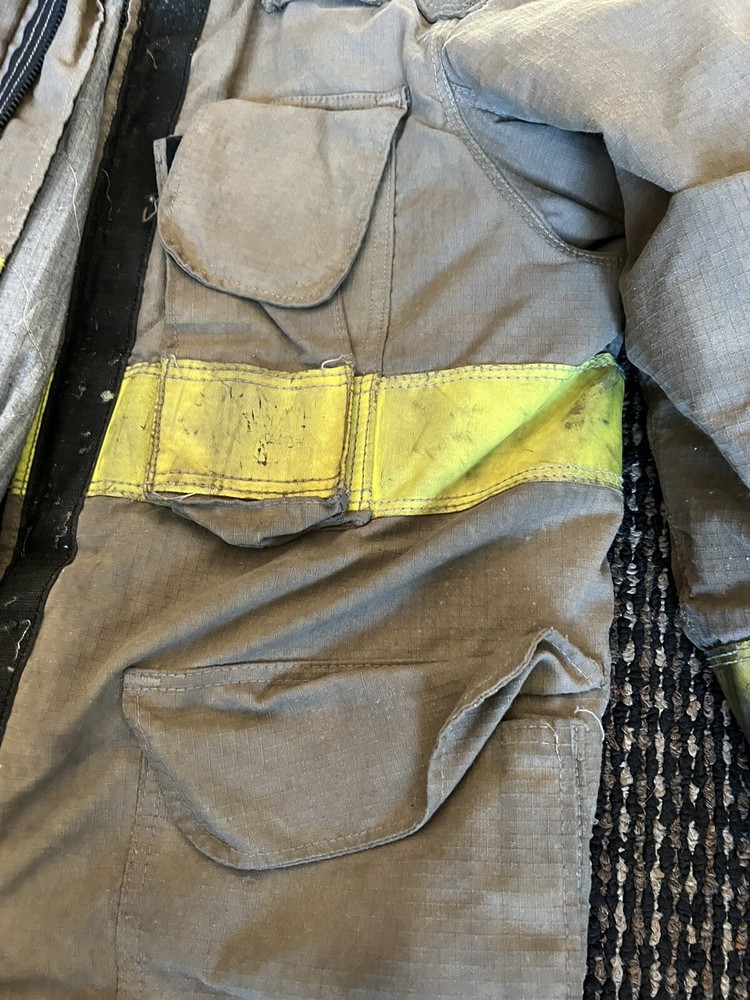 Firefighter Turnout Bunker Jacket Fire Coat Size 4232R Removable liner