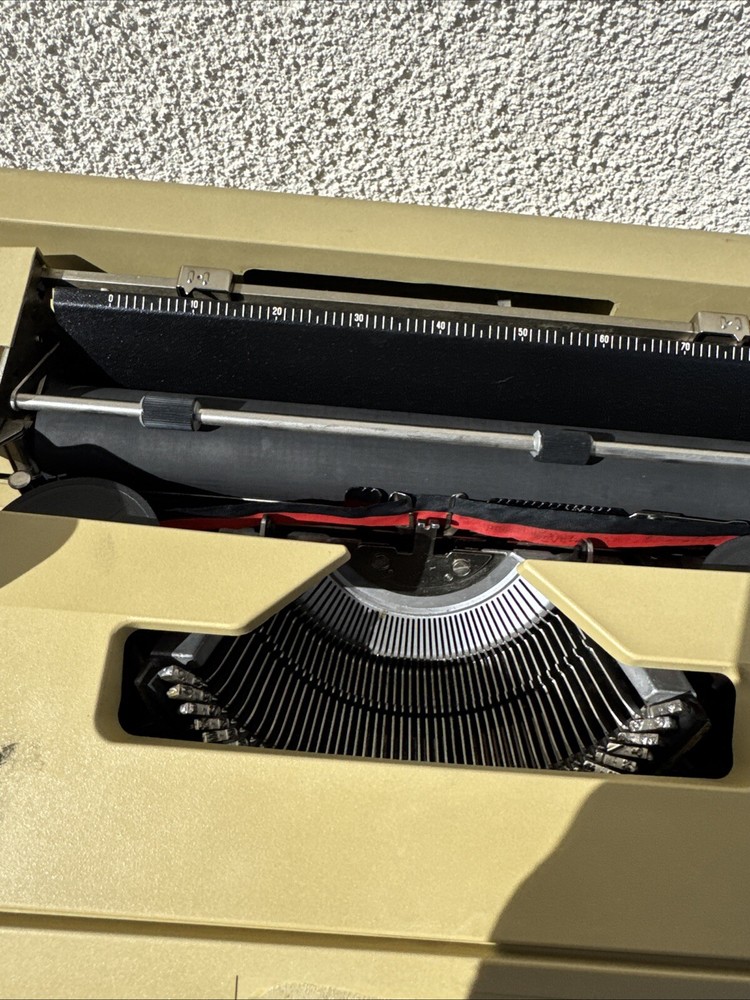 Olivetti Manual Typewriter - See Description - Fast shipping