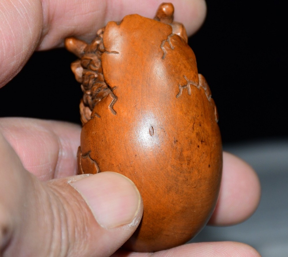 Exquisite Small Leaf Boxwood Monkey Pendant